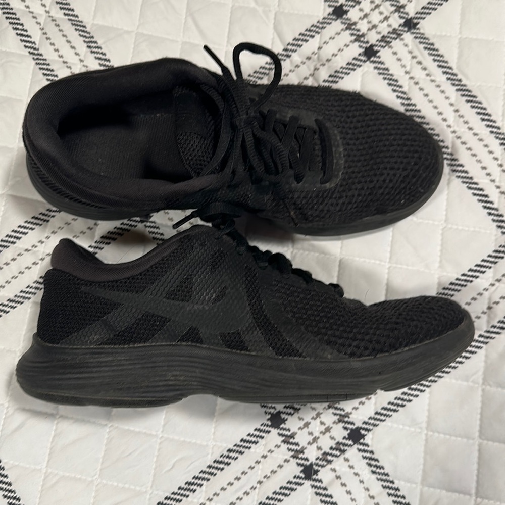 Black Nike tennis shoes